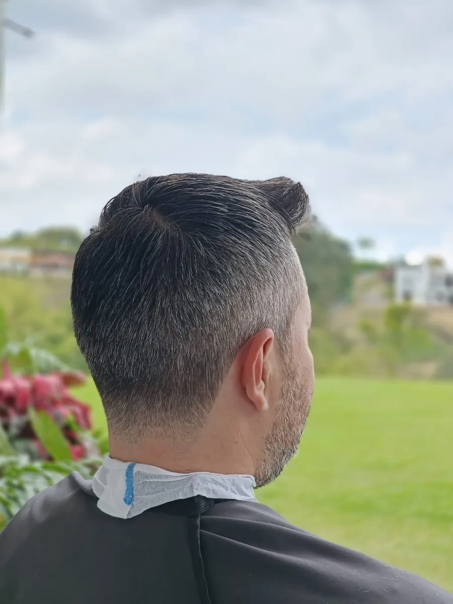 Corte de precisión en cliente adulto, vista de perfil al aire libre