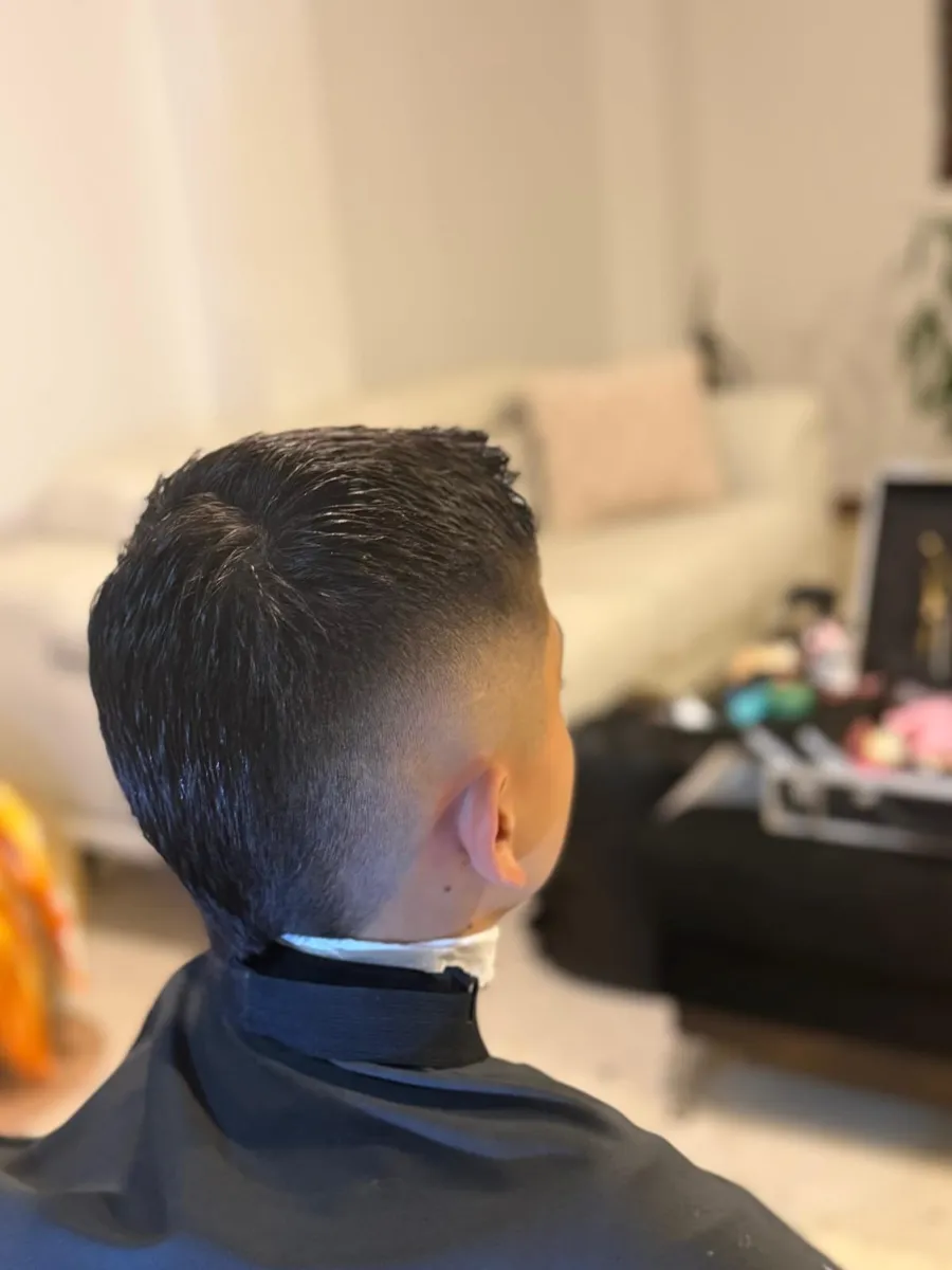Perfil de corte infantil en sala de estar