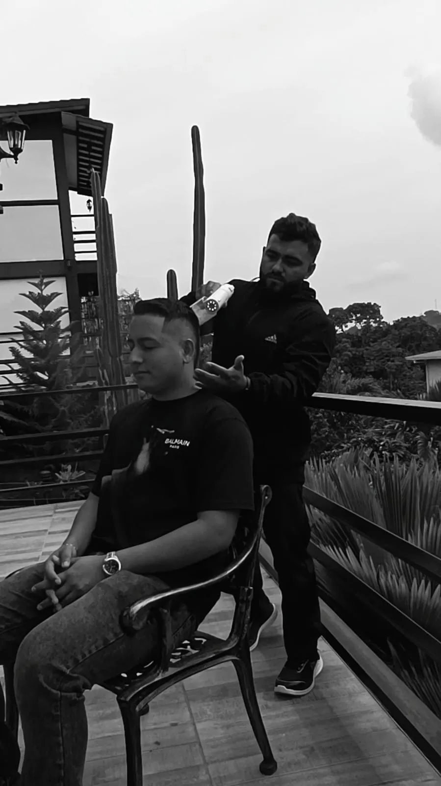 Sesión de corte a domicilio al aire libre, blanco y negro