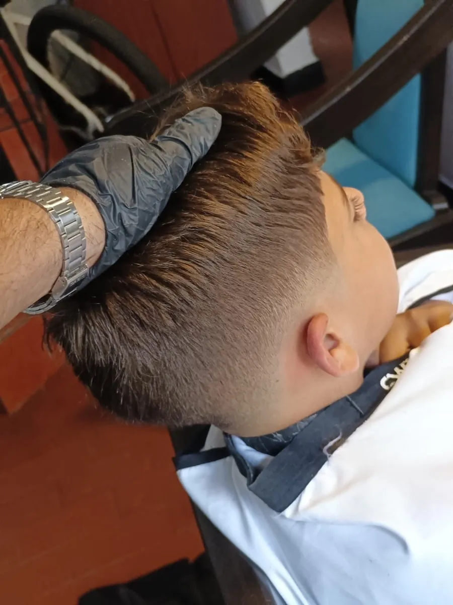 Técnica de corte de precisión sobre cabello infantil
